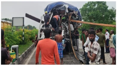 रतनपुर NH पर दर्दनाक एक्सीडेंट: खड़े ट्रेलर से भिड़े दो वाहन, चालक केबिन में फंसे, घंटों जाम से थमा ट्रैफिक