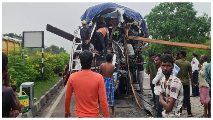 रतनपुर NH पर दर्दनाक एक्सीडेंट: खड़े ट्रेलर से भिड़े दो वाहन, चालक केबिन में फंसे, घंटों जाम से थमा ट्रैफिक