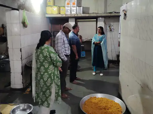 रायगढ़ में खाद्य दुकानों पर जांच, खोवा-कलाकंद समेत मिठाइयों के सैंपल लिए गए