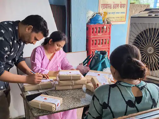 रक्षाबंधन से पहले रायगढ़ में मिठाई दुकानों पर खाद्य विभाग की जांच, मसूर पाक-गोंद लड्डू के सैंपल लिए रक्षाबंधन से पहले रायगढ़ में मिठाई दुकानों पर खाद्य विभाग की जांच, मसूर पाक-गोंद लड्डू के सैंपल लिए