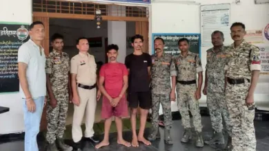 लेन-देन के विवाद में युवक पर चाकू से हमला, गला काटने की कोशिश: साथ बैठकर शराब पीने के दौरान हुआ झगड़ा; दो आरोपी गिरफ्तार