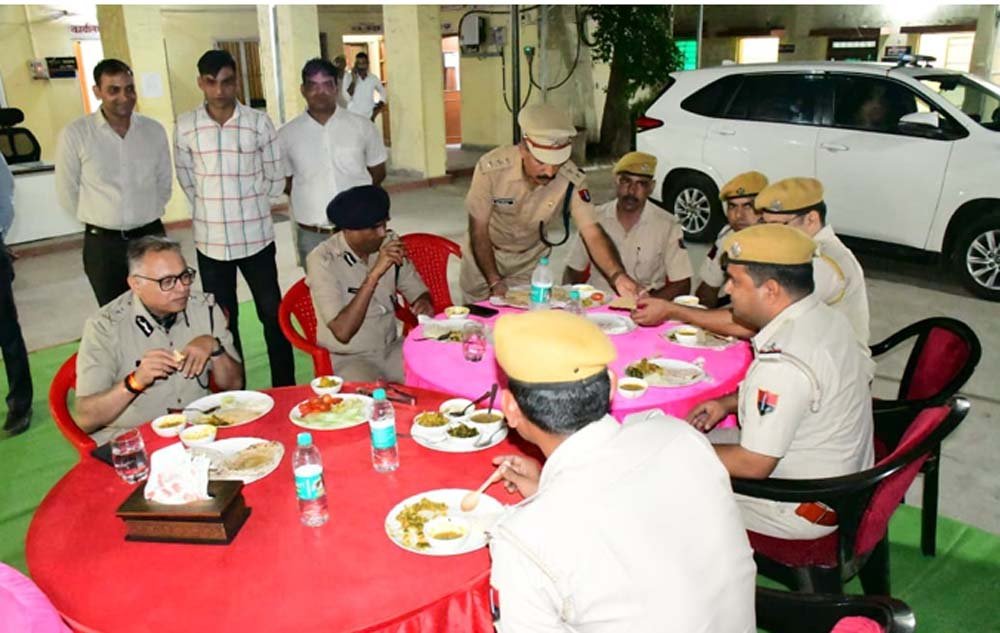 DGP ने जवानों संग किया रात्रि भोज, अपराध नियंत्रण और साइबर क्राइम पर दिए सख्त निर्देश DGP ने जवानों संग किया रात्रि भोज, अपराध नियंत्रण और साइबर क्राइम पर दिए सख्त निर्देश
