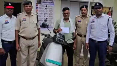 सक्ती में नाबालिग चालकों पर पुलिस की सख्ती: 12 छात्रों पर कार्रवाई, 27 हजार रुपए का जुर्माना सक्ती में नाबालिग चालकों पर पुलिस की सख्ती: 12 छात्रों पर कार्रवाई, 27 हजार रुपए का जुर्माना