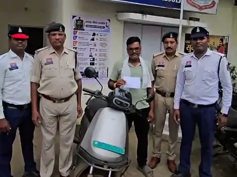सक्ती में नाबालिग चालकों पर पुलिस की सख्ती: 12 छात्रों पर कार्रवाई, 27 हजार रुपए का जुर्माना