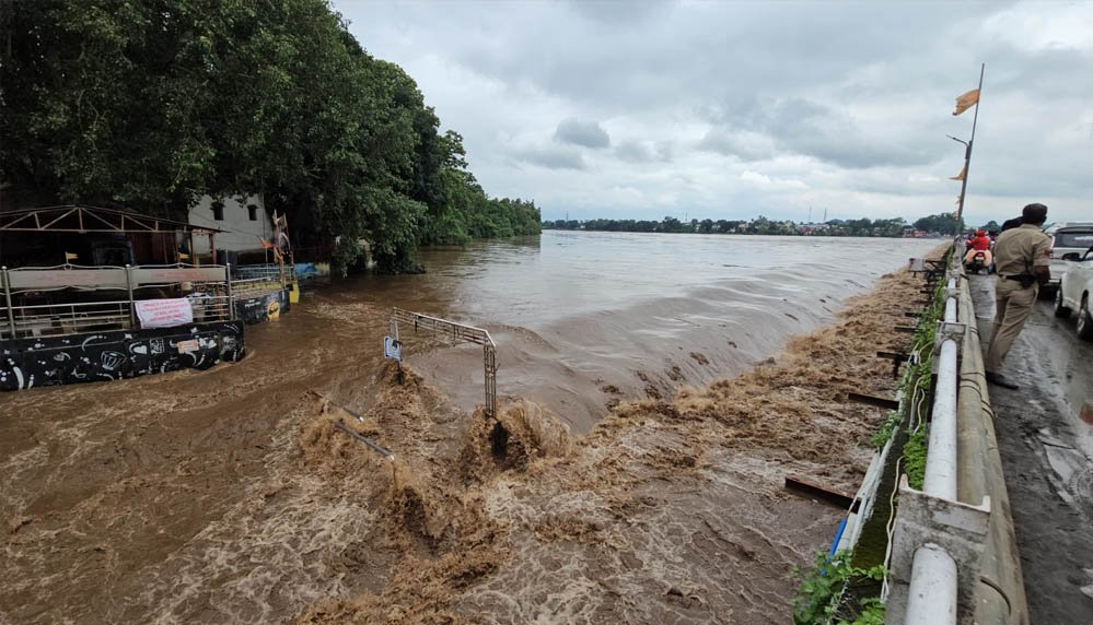 MP Rain: मंडला में नर्मदा नदी का रौद्र रूप, कान्हा से संपर्क टूटा; कई सहायक नदियां भी उफान पर