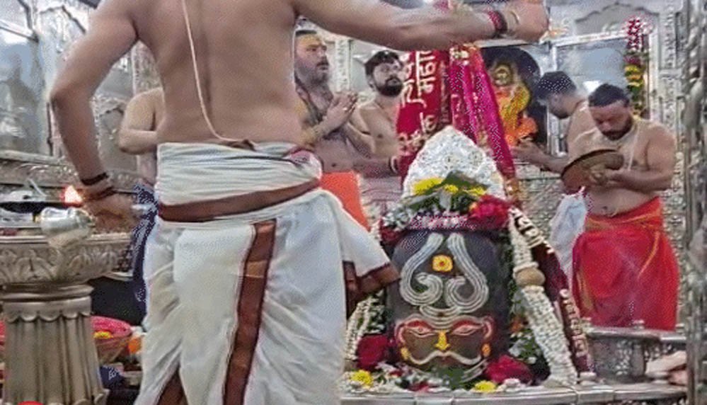 सावन सोमवार पर शिवालयों में गूंजा हर-हर महादेव, महाकाल का पंचामृत अभिषेक और ओंकारेश्वर का महाशृंगार सावन सोमवार पर शिवालयों में गूंजा हर-हर महादेव, महाकाल का पंचामृत अभिषेक और ओंकारेश्वर का महाशृंगार