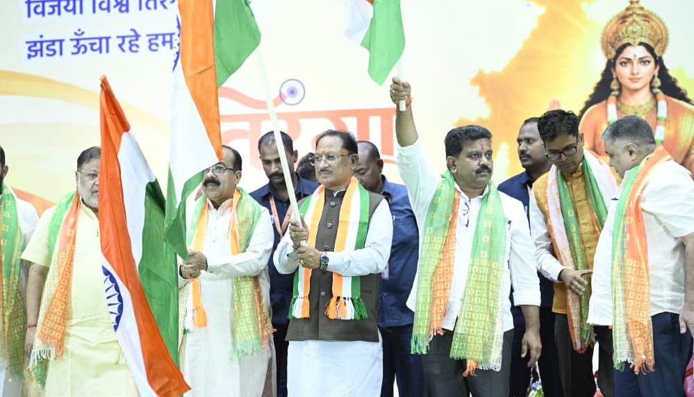 छत्तीसगढ़ में तिरंगा यात्रा का भव्य आयोजन, CM विष्णु देव साय ने हाथ में तिरंगा लेकर की अगुवाई छत्तीसगढ़ में तिरंगा यात्रा का भव्य आयोजन, CM विष्णु देव साय ने हाथ में तिरंगा लेकर की अगुवाई