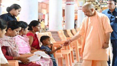 जनता दर्शन में मुख्यमंत्री योगी आदित्यनाथ ने सुनीं 200 लोगों की समस्याएं