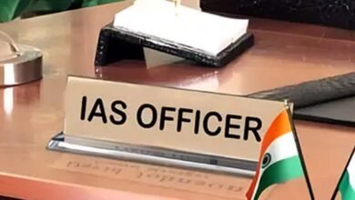 चुनाव से पहले यूपी ब्यूरोक्रेसी में बदलाव, कई डीएम और वरिष्ठ IAS अधिकारियों पर नजर