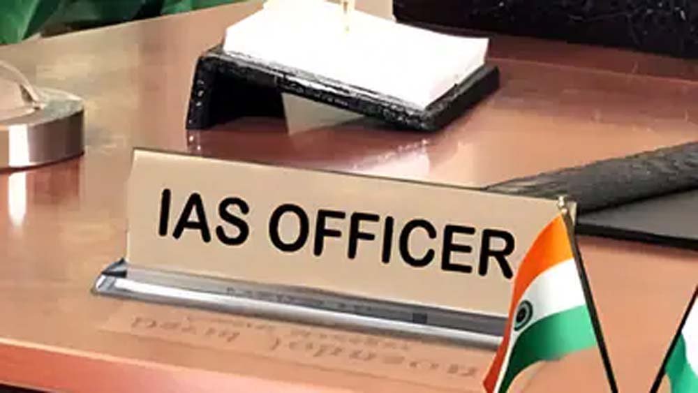 चुनाव से पहले यूपी ब्यूरोक्रेसी में बदलाव, कई डीएम और वरिष्ठ IAS अधिकारियों पर नजर