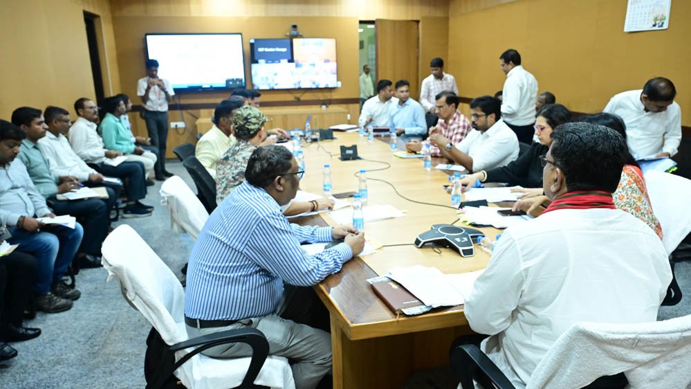 नक्सल प्रभावित परिवारों के पुनर्वास पर बड़ा फोकस, डिप्टी CM विजय शर्मा ने योजनाओं की समीक्षा की नक्सल प्रभावित परिवारों के पुनर्वास पर बड़ा फोकस, डिप्टी CM विजय शर्मा ने योजनाओं की समीक्षा की