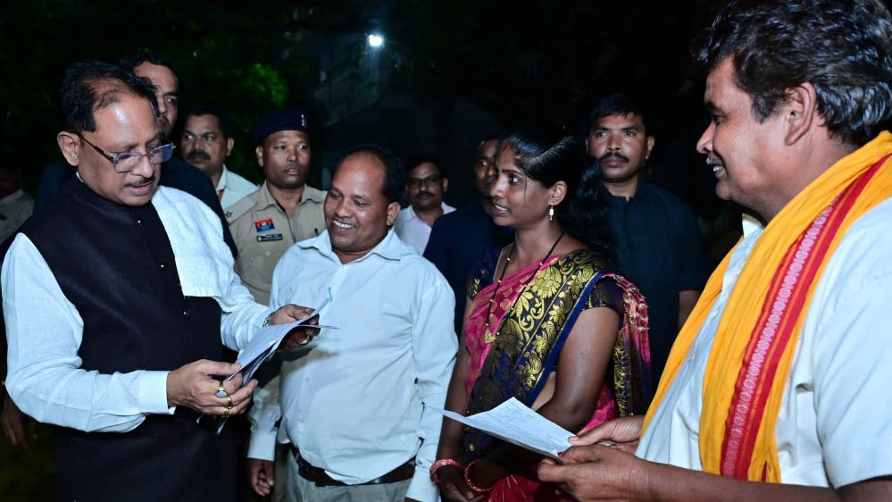 रायपुर: बगिया में CM विष्णु देव साय ने सुनी आम लोगों की समस्याएं, अधिकारियों को दिए सख्त निर्देश