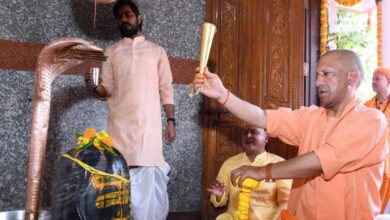 रुद्राभिषेक कर CM योगी ने की लोक मंगल की कामना, शिव साधना में लीन दिखे मुख्यमंत्री रुद्राभिषेक कर CM योगी ने की लोक मंगल की कामना, शिव साधना में लीन दिखे मुख्यमंत्री