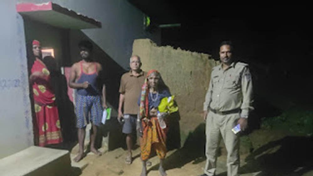 दो दिनों से भटक रही 70 वर्षीय बुजुर्ग महिला को पुलिस ने सुरक्षित घर पहुंचाया