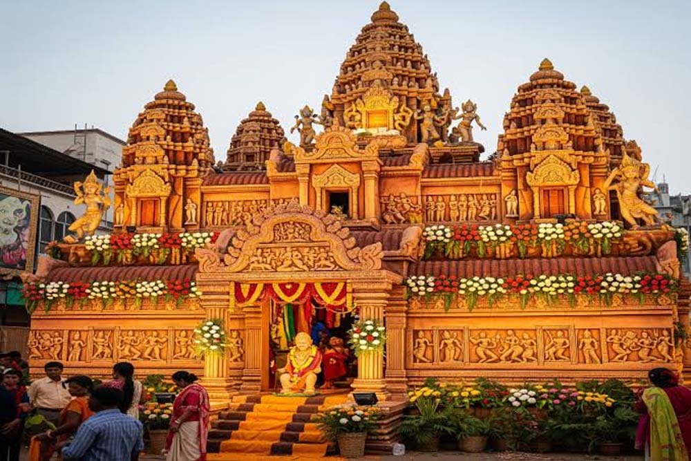 रांची के पूजा पंडालों में दिखेगा दक्षिण भारत से गुजरात तक का रंग, कहीं बृहदेश्वर तो कहीं द्वारका मंदिर रांची के पूजा पंडालों में दिखेगा दक्षिण भारत से गुजरात तक का रंग, कहीं बृहदेश्वर तो कहीं द्वारका मंदिर