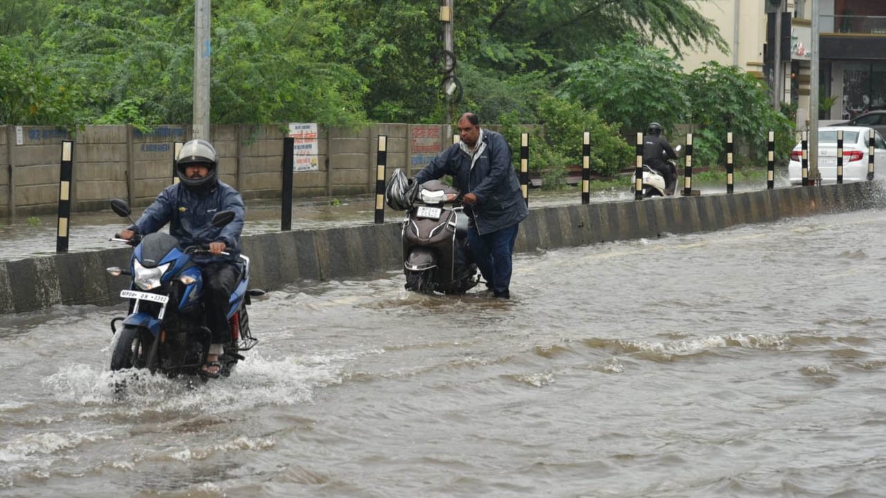 भोपाल में बारिश का कहर: 200 घरों में घुसा पानी, 527 लोगों को बचाया गया; 5 जिलों में भारी बारिश का अलर्ट भोपाल में बारिश का कहर: 200 घरों में घुसा पानी, 527 लोगों को बचाया गया; 5 जिलों में भारी बारिश का अलर्ट