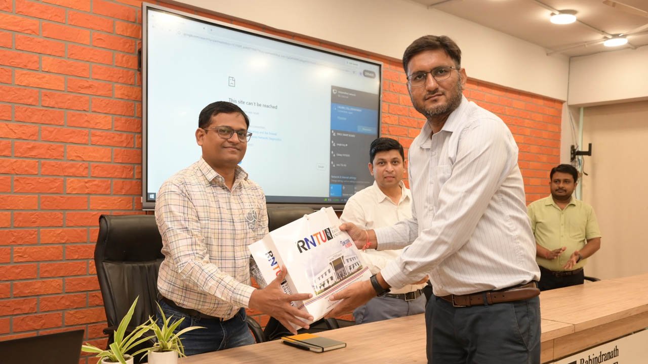 RNTU Job Fair: 700+ छात्रों को मिला करियर का मौका, 25 से अधिक कंपनियों ने ऑफर की नौकरी और इंटर्नशिप
