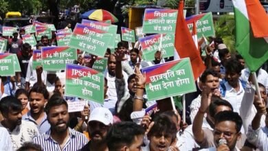 हेमंत सोरेन के फैसले पर छात्रों ने बांटी मिठाइयां, कहा- परीक्षा रद्द होना पहली जीत, CBI जांच तक अनशन जारी