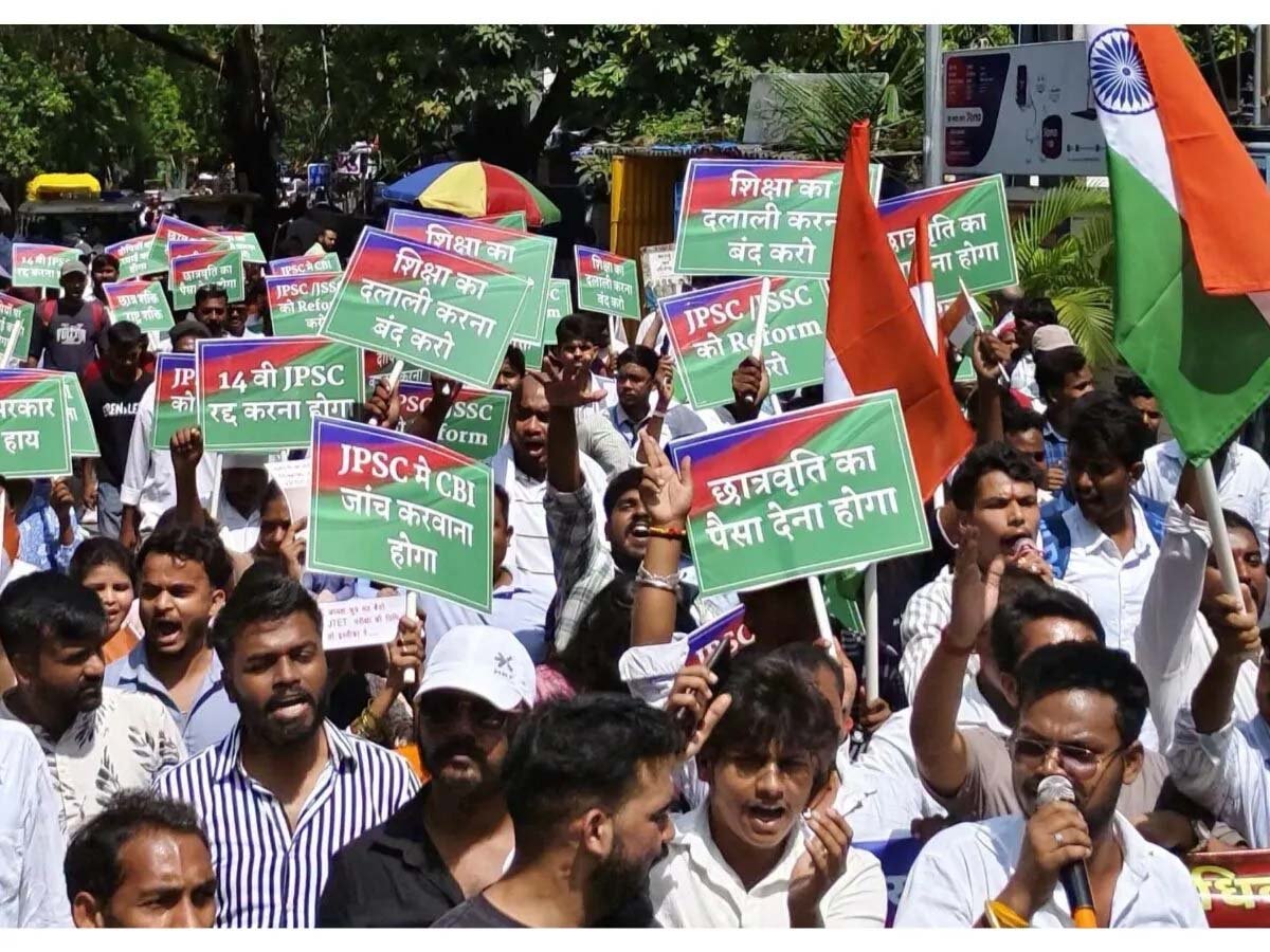 हेमंत सोरेन के फैसले पर छात्रों ने बांटी मिठाइयां, कहा- परीक्षा रद्द होना पहली जीत, CBI जांच तक अनशन जारी हेमंत सोरेन के फैसले पर छात्रों ने बांटी मिठाइयां, कहा- परीक्षा रद्द होना पहली जीत, CBI जांच तक अनशन जारी