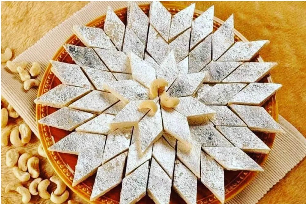 31 साल बाद हलवाई को मिला इंसाफ! काजू कतली पर एल्युमिनियम वर्क लगाने पर मिली थी जेल की सजा 31 साल बाद हलवाई को मिला इंसाफ! काजू कतली पर एल्युमिनियम वर्क लगाने पर मिली थी जेल की सजा