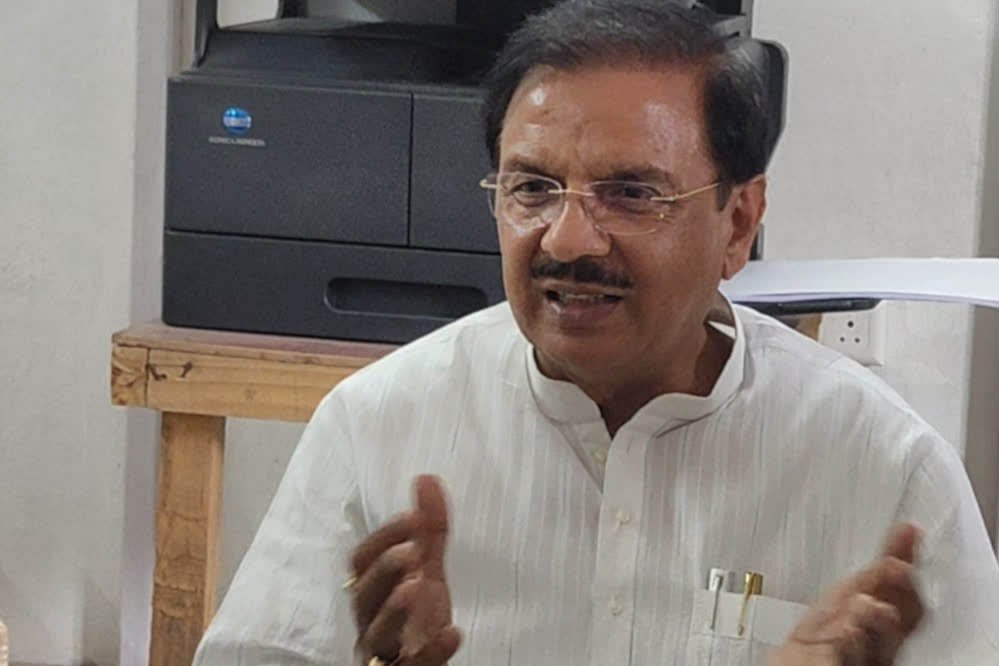 जेवर एयरपोर्ट की सफलता से कुछ लोग परेशान, जलभराव का उड़ाया मजाक: महेश शर्मा जेवर एयरपोर्ट की सफलता से कुछ लोग परेशान, जलभराव का उड़ाया मजाक: महेश शर्मा