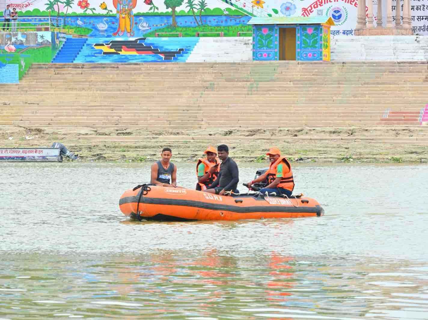 जिंदगी बचाने के लिए नदी में उतरी पीएसी, बाढ़ राहत दल ने युवक को सफलतापूर्वक रेस्क्यू किया जिंदगी बचाने के लिए नदी में उतरी पीएसी, बाढ़ राहत दल ने युवक को सफलतापूर्वक रेस्क्यू किया