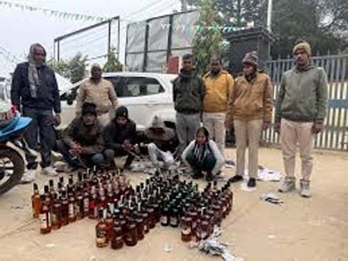 नवादा में लग्जरी कार से 124 लीटर शराब बरामद, तस्कर गिरफ्तार