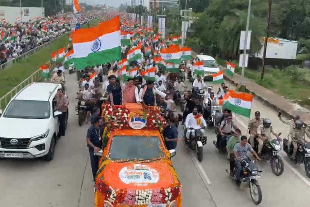 लाहौर-ढाका में तिरंगा फहराने का संकल्प! रामेश्वर शर्मा के बयान से गरमाई तिरंगा यात्रा, CM मोहन भी हुए शामिल लाहौर-ढाका में तिरंगा फहराने का संकल्प! रामेश्वर शर्मा के बयान से गरमाई तिरंगा यात्रा, CM मोहन भी हुए शामिल