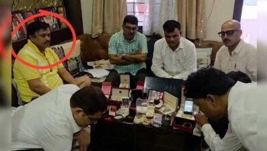 पत्नी के नाम दो आलीशान मकान, हॉस्टल और वाहन भी मिले; इंदौर नगर निगम के अफसर पर लोकायुक्त रेड