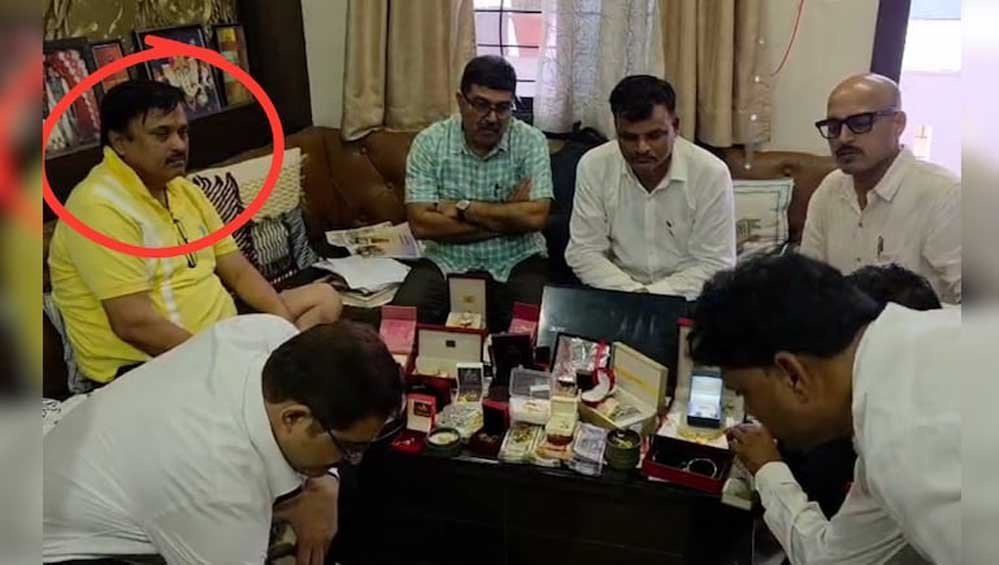 पत्नी के नाम दो आलीशान मकान, हॉस्टल और वाहन भी मिले; इंदौर नगर निगम के अफसर पर लोकायुक्त रेड