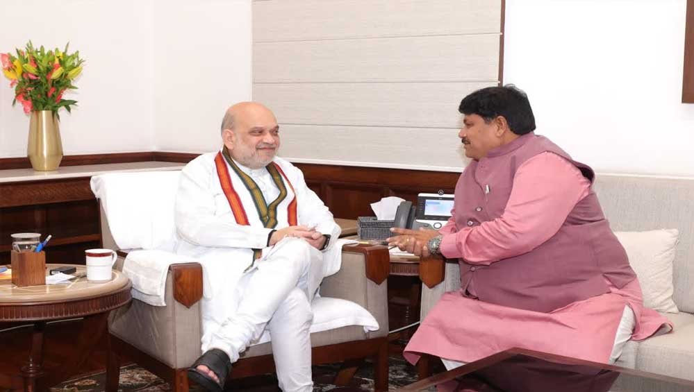 अमित शाह पर किताब लिखकर चर्चा में उज्जैन सांसद अनिल फिरोजिया, 8 महीने बाद गृहमंत्री को भेंट की पहली प्रति अमित शाह पर किताब लिखकर चर्चा में उज्जैन सांसद अनिल फिरोजिया, 8 महीने बाद गृहमंत्री को भेंट की पहली प्रति