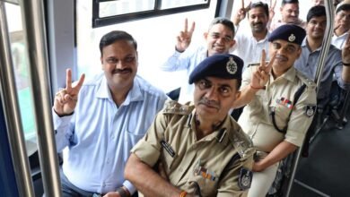 ईवी बस से जनविश्वास शिविर के लिए रवाना हुए संभागायुक्त,कलेक्टर एवं अन्य वरिष्ठ अधिकारी
