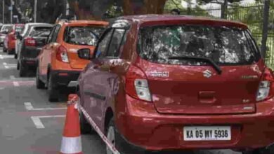 Bengaluru Parking Rules: फुटपाथ पर पार्किंग की तो नहीं बचेगी गाड़ी, भारी जुर्माने के साथ टोइंग की तैयारी