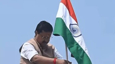 तिरंगे की तस्वीर से छेड़छाड़ का आरोप, कांग्रेस नेता पर FIR; बीजेपी ने राष्ट्रध्वज के अपमान का लगाया आरोप तिरंगे की तस्वीर से छेड़छाड़ का आरोप, कांग्रेस नेता पर FIR; बीजेपी ने राष्ट्रध्वज के अपमान का लगाया आरोप