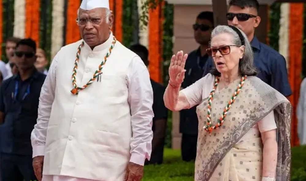 ‘वंदे मातरम्’ विवाद में घिरी कांग्रेस, सोनिया-राहुल के खिलाफ शिकायत; BJP ने मांगी कड़ी कार्रवाई ‘वंदे मातरम्’ विवाद में घिरी कांग्रेस, सोनिया-राहुल के खिलाफ शिकायत; BJP ने मांगी कड़ी कार्रवाई