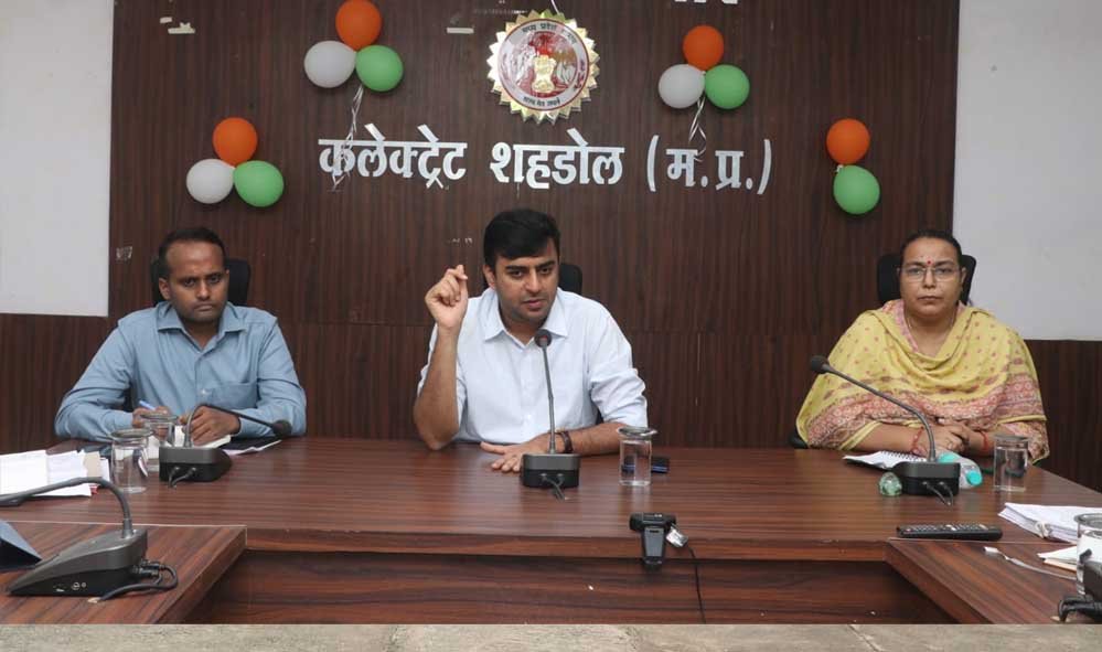 कलेक्टर ने स्कूलों में नामांकन, आधार अपडेशन तथा सायकल वितरण की समीक्षा की कलेक्टर ने स्कूलों में नामांकन, आधार अपडेशन तथा सायकल वितरण की समीक्षा की