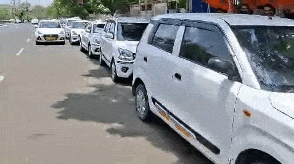 Bhopal Taxi Strike: Ola-Uber ठप, रेलवे स्टेशन पर यात्रियों की बढ़ी परेशानी; ऑटो चालकों की मनमानी वसूली Bhopal Taxi Strike: Ola-Uber ठप, रेलवे स्टेशन पर यात्रियों की बढ़ी परेशानी; ऑटो चालकों की मनमानी वसूली