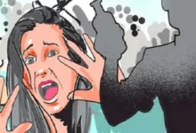भिलाई में ब्रेकअप से बौखलाया युवक: महिला पर फेंका बैटरी का पानी, हमले में दो मासूम बच्चों पर भी पड़े छींटे