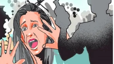 भिलाई में ब्रेकअप से बौखलाया युवक: महिला पर फेंका बैटरी का पानी, हमले में दो मासूम बच्चों पर भी पड़े छींटे