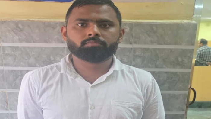 प्रेम-प्रसंग में कार से युवक की हत्या: आरोपी वकील की ड्रेस में कोर्ट पहुंचा, सरेंडर के बाद 3 दिन की पुलिस रिमांड प्रेम-प्रसंग में कार से युवक की हत्या: आरोपी वकील की ड्रेस में कोर्ट पहुंचा, सरेंडर के बाद 3 दिन की पुलिस रिमांड