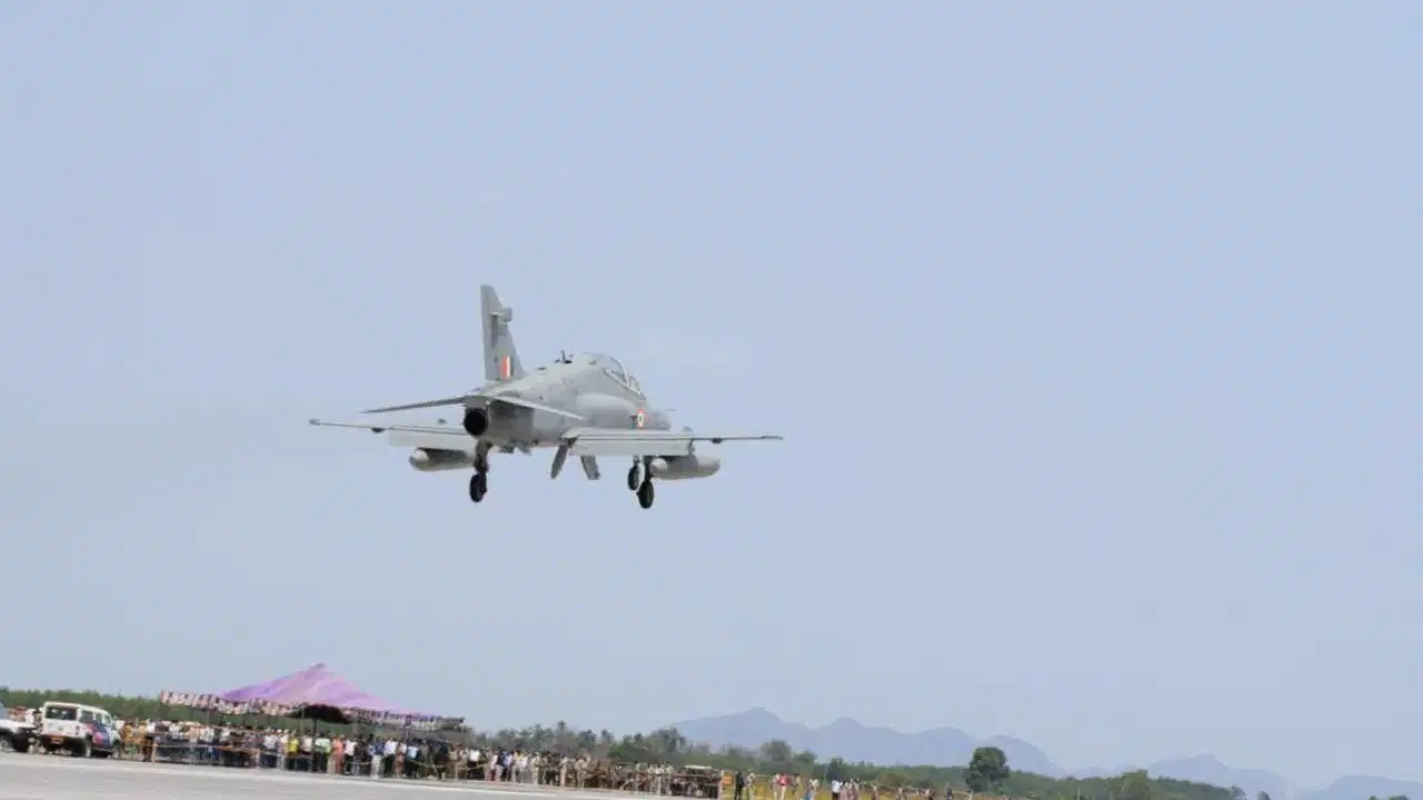 भारत में फाइटर पायलटों की ट्रेनिंग होगी और घातक, वायुसेना खरीदेगी 150 नए एडवांस ट्रेनिंग एयरक्राफ्ट भारत में फाइटर पायलटों की ट्रेनिंग होगी और घातक, वायुसेना खरीदेगी 150 नए एडवांस ट्रेनिंग एयरक्राफ्ट