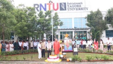 स्वतंत्रता दिवस पर देशभक्ति के रंग में रंगा आरएनटीयू परिसर, NCC, NSS, TNSD और SAC विद्यार्थियों की शानदार प्रस्तुति से सजा मंच