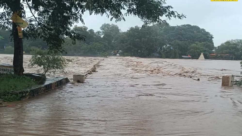 डिंडौरी में नर्सरी से 12वीं तक छुट्टी, पन्ना में भी स्कूल बंद; चित्रकूट की सड़कों पर चल रहीं नाव डिंडौरी में नर्सरी से 12वीं तक छुट्टी, पन्ना में भी स्कूल बंद; चित्रकूट की सड़कों पर चल रहीं नाव