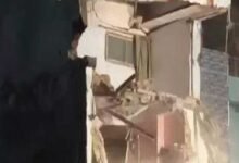 उज्जैन में महाकाल मंदिर के सामने चला बुलडोजर! 65 साल पुराना जर्जर परचुरे भवन ढहाया गया