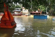 Varanasi Flood: गंगा के बढ़ते जलस्तर से घाटों पर संकट, अस्सी से नमो घाट तक जलभराव; प्रशासन अलर्ट पर