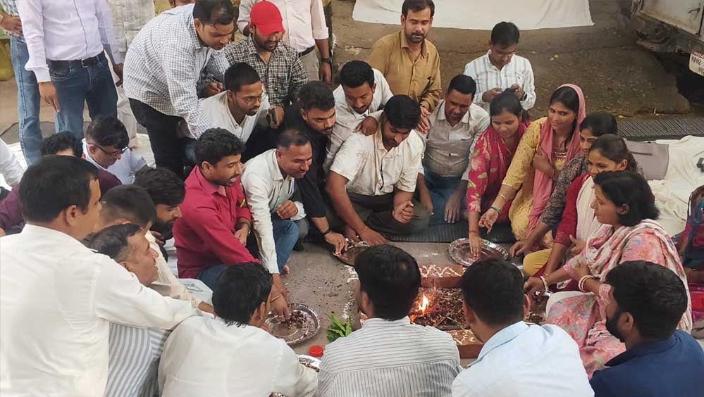 सद्बुद्धि यज्ञ कर कृषि विस्तार अधिकारियों ने फूंका विरोध का बिगुल, eHRMS के खिलाफ अनोखा प्रदर्शन सद्बुद्धि यज्ञ कर कृषि विस्तार अधिकारियों ने फूंका विरोध का बिगुल, eHRMS के खिलाफ अनोखा प्रदर्शन