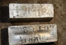 हवेली से 10-15 चांदी की सिल्लियां और सोने के सिक्कों का दावा, पुलिस को मिली सिर्फ 2 सिल्लियां