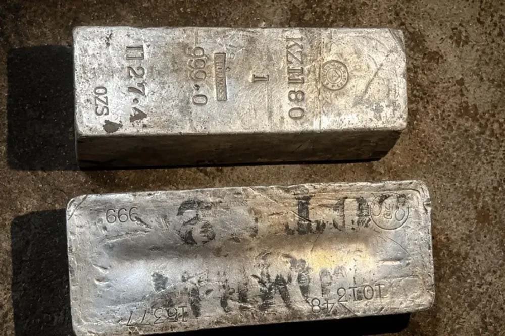 हवेली से 10-15 चांदी की सिल्लियां और सोने के सिक्कों का दावा, पुलिस को मिली सिर्फ 2 सिल्लियां