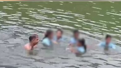 पिकनिक के दौरान डैम में बिना कपड़ों के नहाता दिखा प्रिंसिपल, VIDEO वायरल होते ही हुआ एक्शन पिकनिक के दौरान डैम में बिना कपड़ों के नहाता दिखा प्रिंसिपल, VIDEO वायरल होते ही हुआ एक्शन