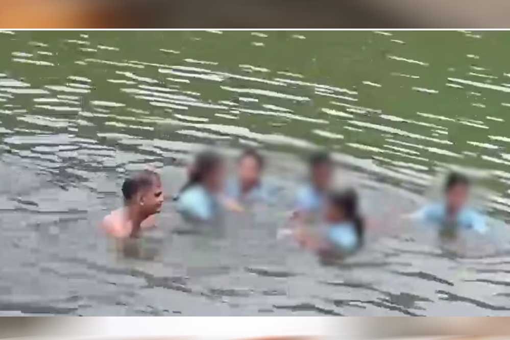 पिकनिक के दौरान डैम में बिना कपड़ों के नहाता दिखा प्रिंसिपल, VIDEO वायरल होते ही हुआ एक्शन पिकनिक के दौरान डैम में बिना कपड़ों के नहाता दिखा प्रिंसिपल, VIDEO वायरल होते ही हुआ एक्शन